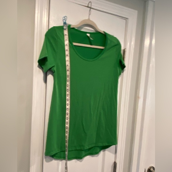 Lularoe Size XS Kelly Green Scoop Neck Round Hem Short Sleeve Tee Shirt Top - Picture 3 of 8